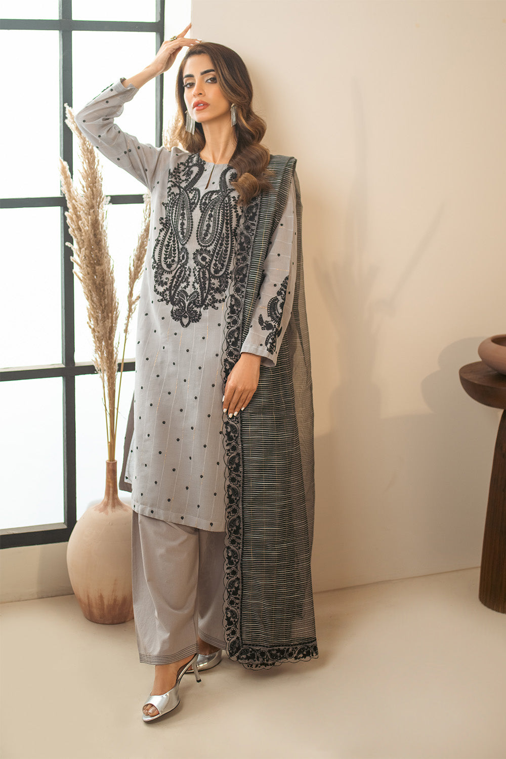 3 Piece - Embroidered Zari Lawn Suit P001028